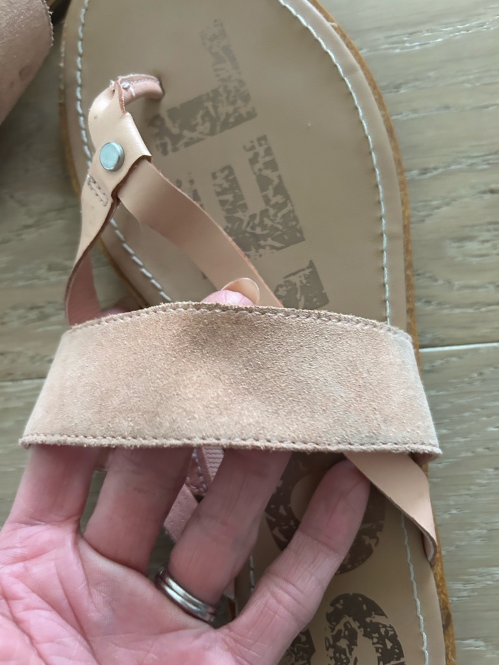 Sorel Women's Light Coral Leather Thong Sandals - Picture 4 of 6